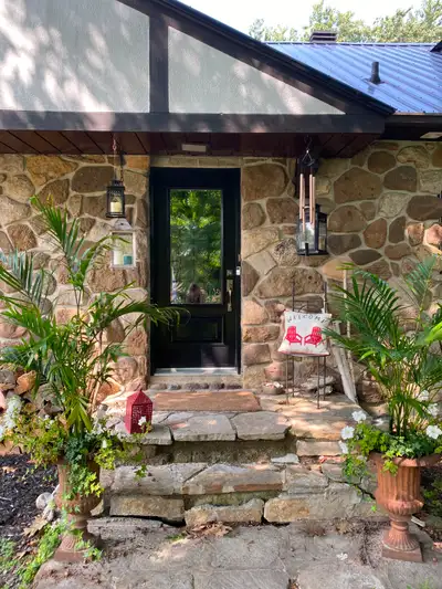 Lovely apartment in the village of Hudson. Walking distance to the Montreal train, EXO bus, lake, bo...