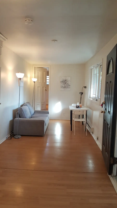 well maintained 3 bedroom house in the heart of Kensington market Harbord and Spadina minuites to UO...