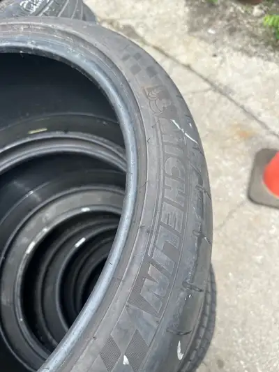 Michelin pilot super sport 105 Y 285/35/zr 21 Two tire used In good condition with free installing a...
