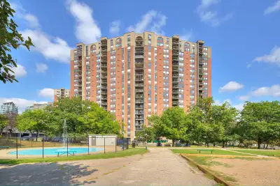 Spacious 2 Bedroom Condo for Rent in Mississauga – Square One