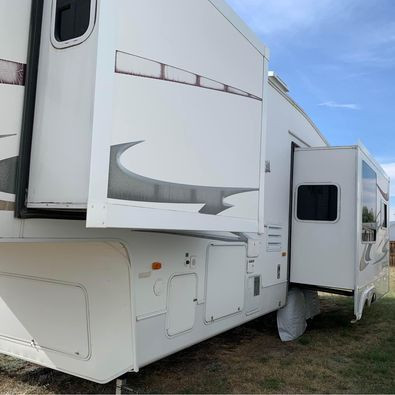 2006 Cedar Creek Silverback 5th Wheel RV in Travel Trailers & Campers in Lethbridge