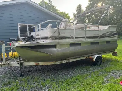 2004 Princecraft Pontoon 18ft. Fishing and Family style layout with 2 moveable seats. Has table and...