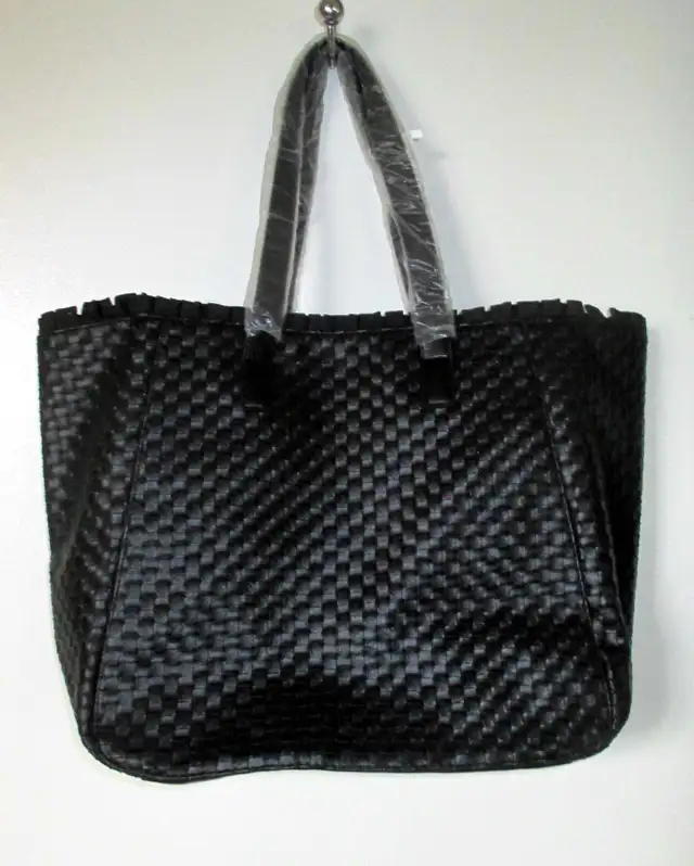 Woman’s  New Black Tote bag (DFU-0278) in Women's - Bags & Wallets in City of Toronto - Image 2