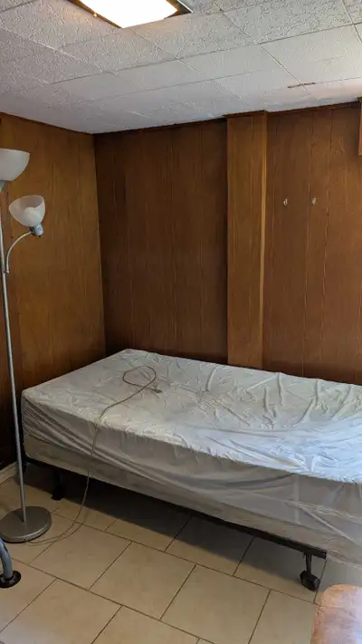 Room for rent at 133 West 2nd Street, which is near Upper James and Fennel. Short walking distance t...