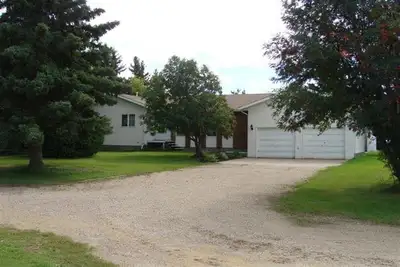 Appraised at $340,000 in 2011 1.02 Acres Built in 1978 Bungalow Style 1792 Sq Ft Main Floor 1552 Bas...