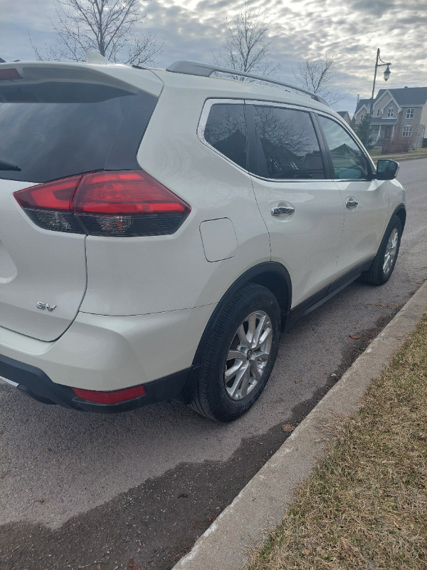 Nissan Rogue SV 2017 blanc à vendre dans Autos et camions  à Laval/Rive Nord - Image 3