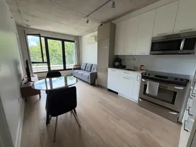 L’appartement, moderne et lumineux, se situe au 5ème étage d’une résidence moderne (construction 201...