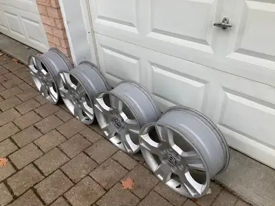 Excellent condition, selling as a set of 4 only Bolt Pattern: PCD 6X132mm Specific to GMC Acadia 200...