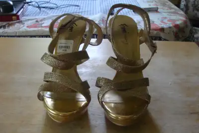 Chaussures dorés, a bouts ouverts, pointure 9, neufs, View more