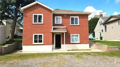 27B***MUST SEE VERY NICE NEWER 5-BEDROOM UNIT WITH THE USE OF YARD CLOSE TO WLU PRIME LOCATION!!! RE...