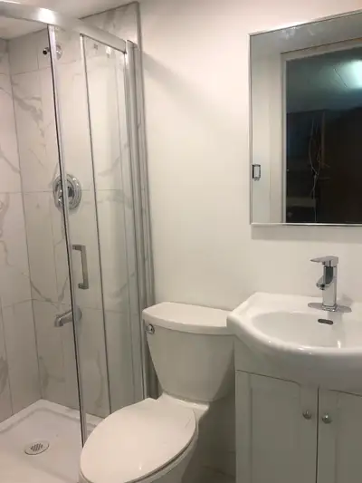 404/401 split semi house. big bed rooms for rent. offer simple furniture. Shared kitchen. Two rooms...