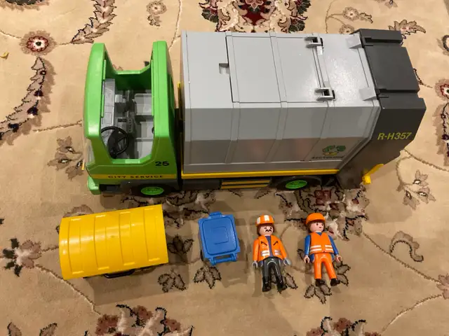 PLAYMOBILE GARBAGE TRACKS LOT  in Toys & Games in Mississauga / Peel Region - Image 6