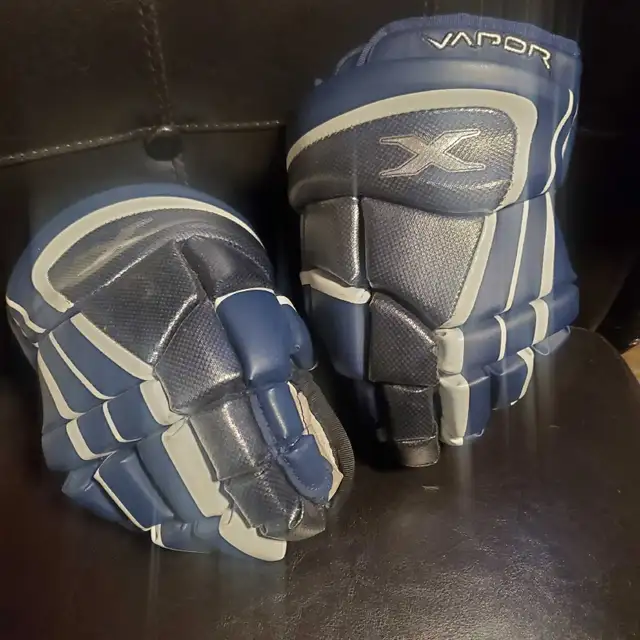 New Kids 10" BAUER VAPOR Hockey Gloves  in Hockey in Barrie - Image 2