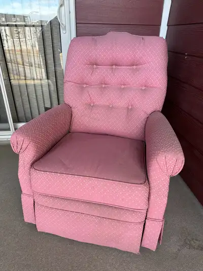 2 armchairs. Stored on the balcony. Pick up only. South side.
