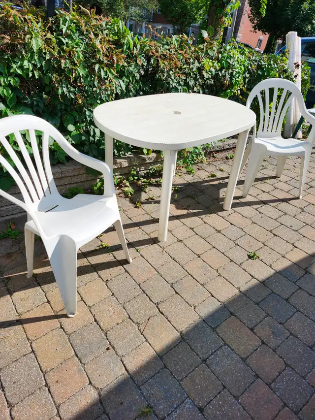 Table et chaises de jardin in Patio & Garden Furniture in City of Montréal - Image 2