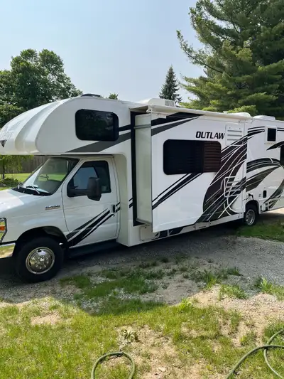 13 000 kms, warranty still in effect, This 2023 Thor Outlaw 29J is essentially brand-new – meticulou...