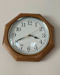 Horloge murale en bois. Wooden wall clock.