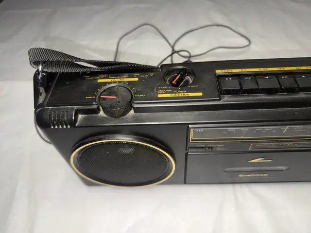 vintage 1981 Pioneer SK-200 stereo radio cassette boombox  in Stereo Systems & Home Theatre in Mississauga / Peel Region - Image 3