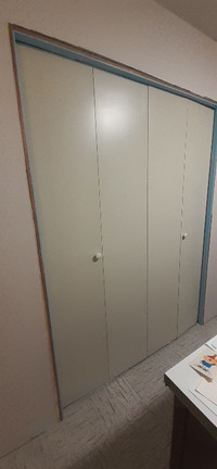 Bi-fiold metal closet doors - very good condition