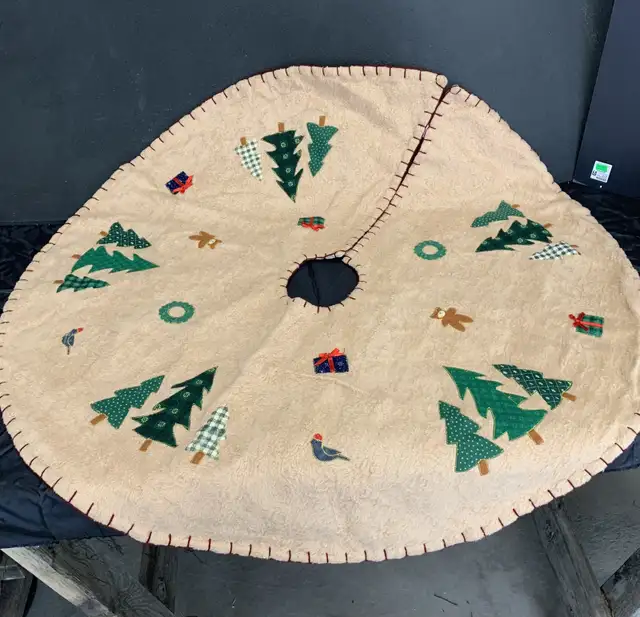 Vintage Christmas Tree Skirt in Home Décor & Accents in Lethbridge - Image 2