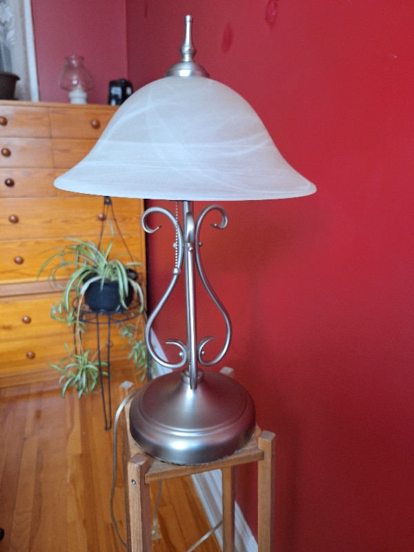 Lampe de table argentée dans Éclairage intérieur et plafonniers  à Ville de Montréal - Image 2