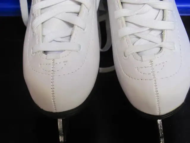 NEW WINNWELL Figure SKATES Size 10Y (Inner length 18.2cm/7.1'') in Skates & Blades in Muskoka - Image 8