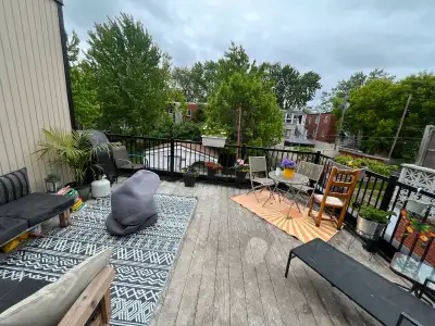 Situé à 2 pas du Parc des Hirondelles, et 2 coins de rue du Parc Gabriel Lalemant (piscine publique)...
