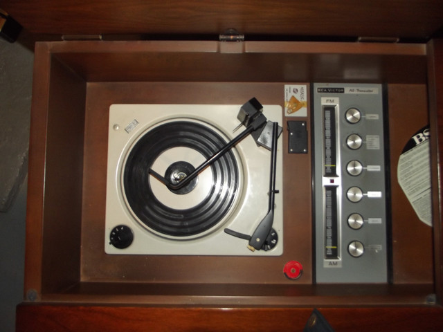 Solid Wood Vintage Stereo system in Stereo Systems & Home Theatre in Kingston - Image 2