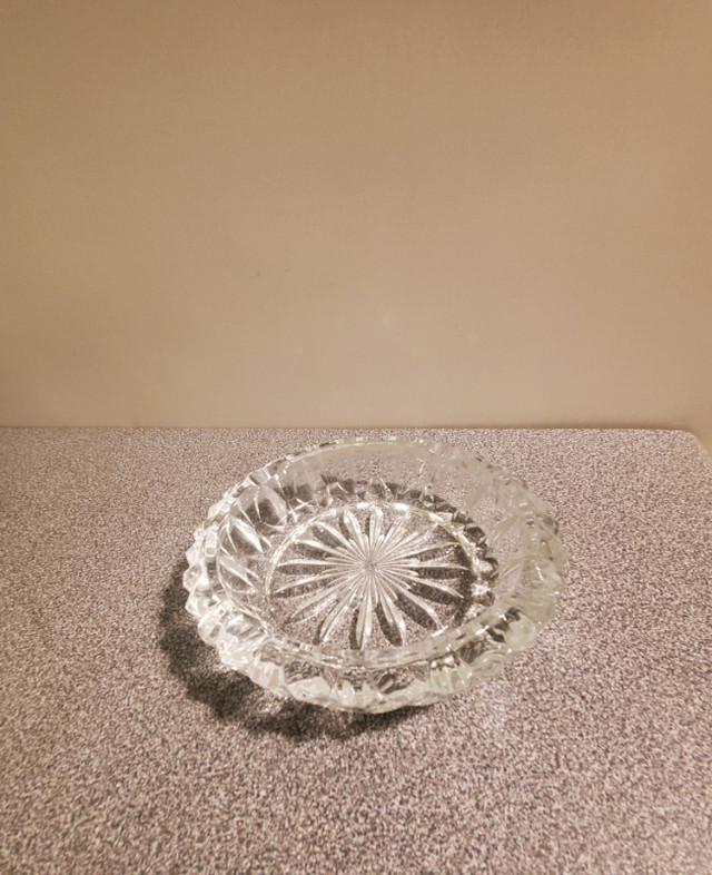 Vintage Clear Cut Glass Ashtray with Starburst Pattern in Arts & Collectibles in City of Toronto - Image 2