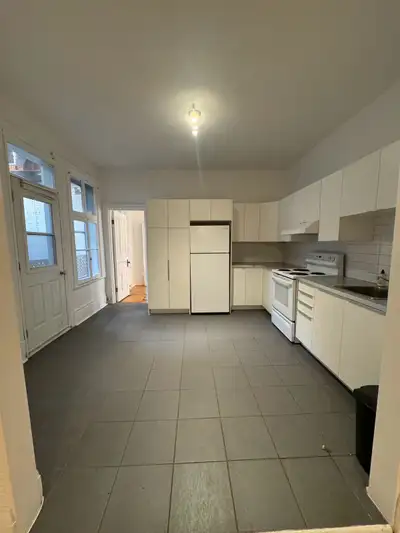 MILE END 2 BEDROOM APARTMENT (flexible date)