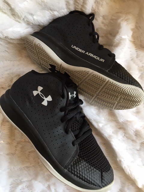 Youth Size 2.5 Under Armour Sneakers Never Worn  in Kids & Youth in Fredericton - Image 2