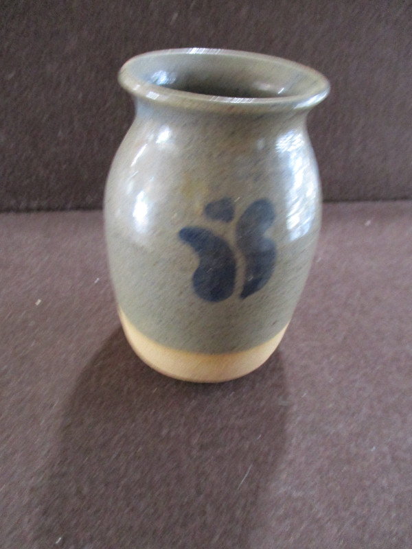 Pot à fleur en terre cuite signée - Terracotta flower pot in Home Décor & Accents in Gatineau