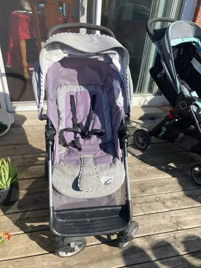 This is a used Safety 1st smooth ride stroller designed for comfort and convenience, featuring a lig...