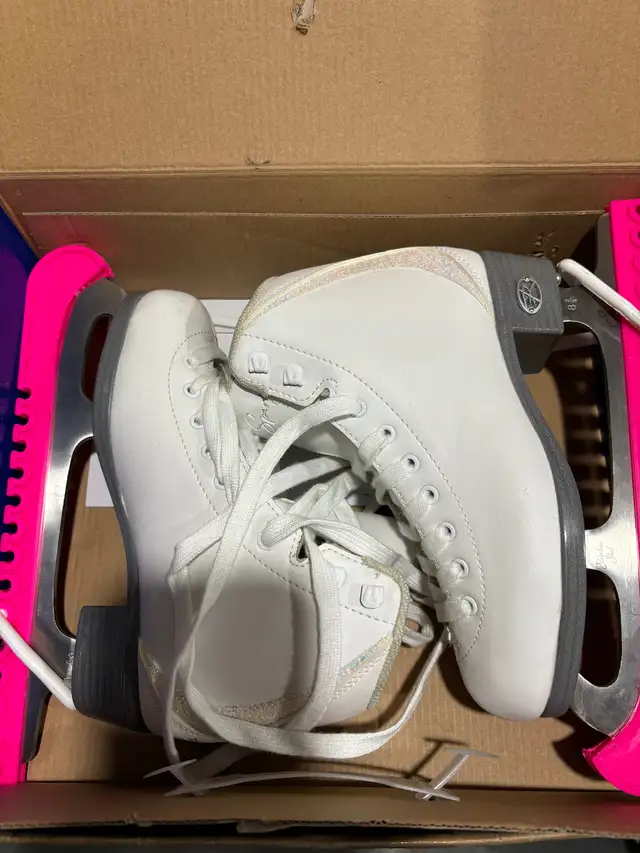 Figure Skates -Ridelle in Skates & Blades in Mississauga / Peel Region - Image 2