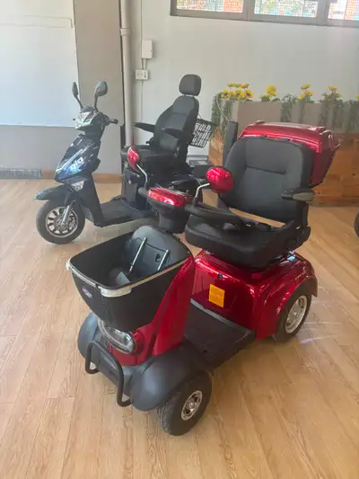 QUADRIPORTEUR USAGE COMME NEUF 77KM SUR LE TABLEAU DE BORD A VENDRE ECOLO-CYCLE ET4 LX A 2000$ , LES...