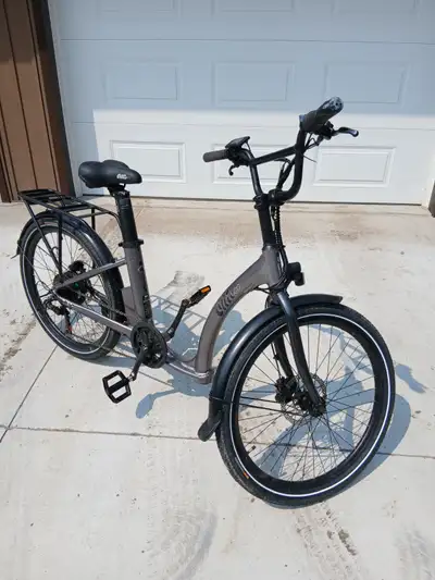 OLLIE CURVE E BIKE with only 5 km on odometer, View more