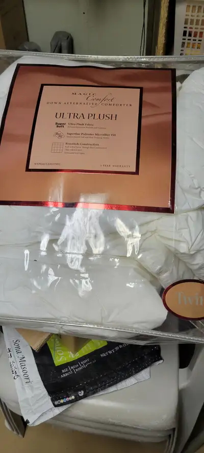 TWIN SOFT Down ALTERNATIVE COMFORTER, NEW FITTED SHEETS, View more