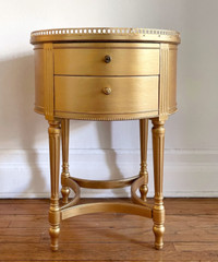 Table d’appoint antique, peinte or, deux tiroirs