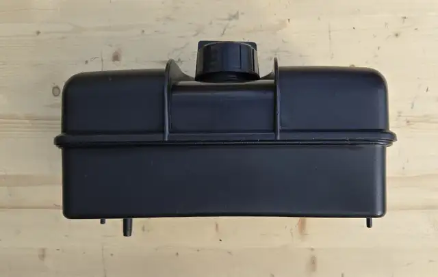 Tecumseh Gas Engine One Gallon Fuel Tank with Gas Cap PN 34156A. in Lawnmowers & Leaf Blowers in Kawartha Lakes - Image 3