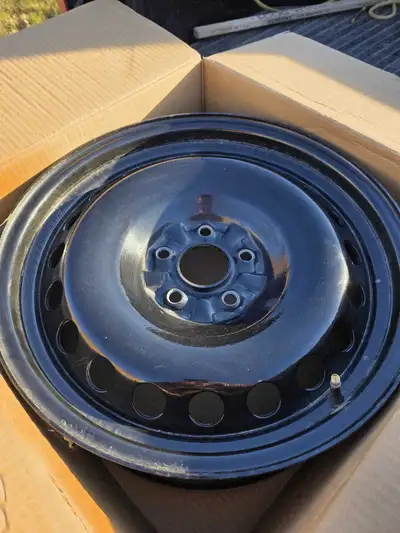 4 steel rims , gloss black , 18 inch diameter. Lug pattern is 5 x 120mm, with 66.9mm center bore. Of...