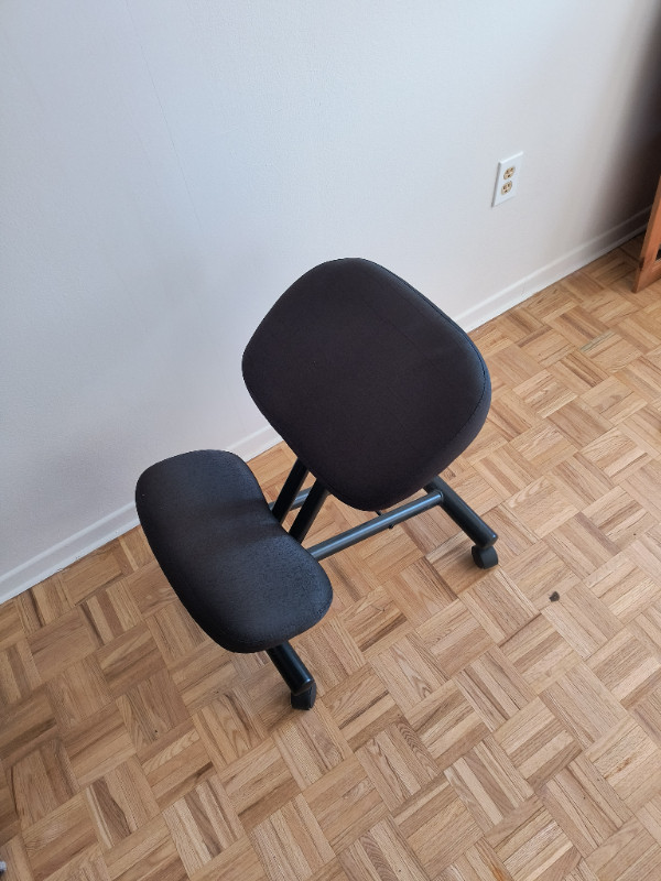Chaise à genoux ergonomique à vendre/Kneeling chair for sale dans Chaises, Fauteuils inclinables  à Ville de Montréal - Image 2