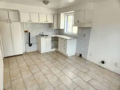 Disponible maintenant: Grand 4 1/2 très propre et très éclairés au 1er étage dans un immeuble de 8 l...