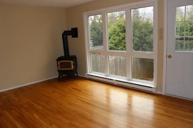 Comfortable townhouse for rent in Kanata. Two minutes to the 417 in Long Term Rentals in Ottawa - Image 4