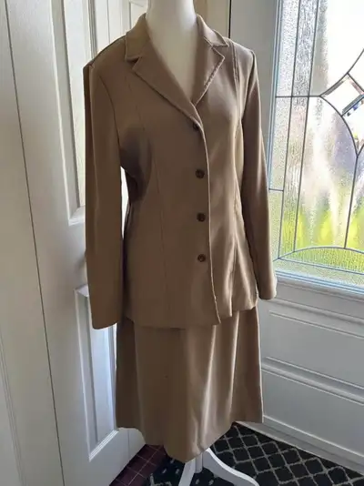 Costume beige pour femmes blazer gr 10 jupe gr 12, View more