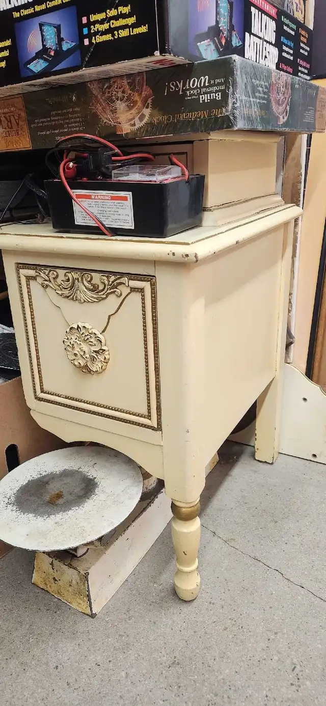 Vintage European Victorian Vanity Dresser with Mirror in Dressers & Wardrobes in Calgary - Image 3