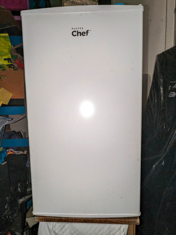 Compact fridge - master chef $100 delivered in Refrigerators in Kingston - Image 2