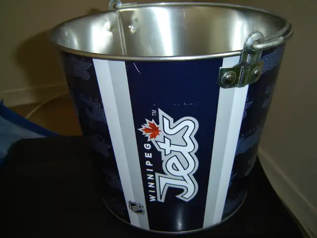 Winnipeg Jets ice bucket in Arts & Collectibles in Winnipeg - Image 3