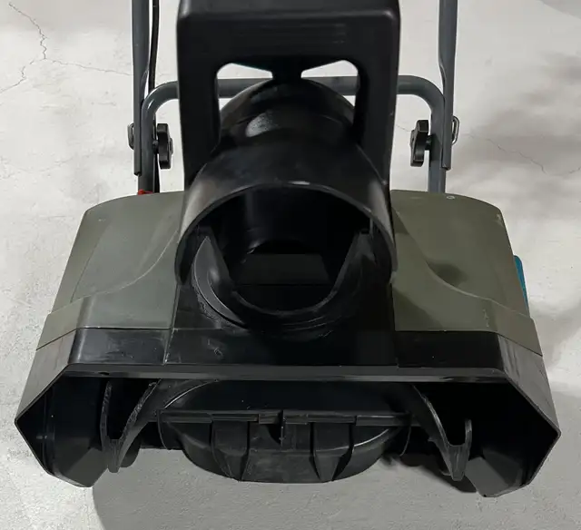 Yardworks Snow Thrower in Snowblowers in Oshawa / Durham Region - Image 3