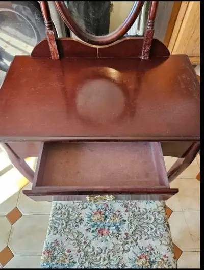 Une coiffeuse vanity en bois avec banc floral et tiroir, légèrement usage. *mirror oval *banc floral...
