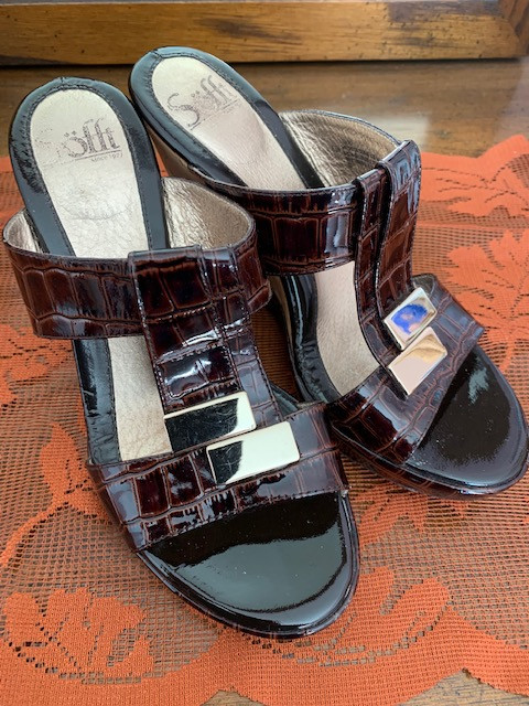 Ladies Sandals Size 6 1/2 in Women's - Shoes in Kawartha Lakes